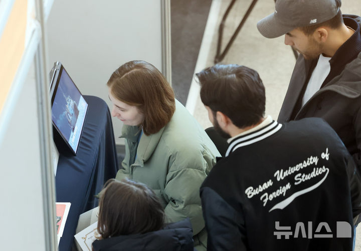  [부산=뉴시스] 하경민 기자 = '2025년도 K-수출전사 아카데미 외국인 유학생 채용박람회'가 열린 지난해 11월 28일 부산 금정구 부산외국어대학교 만오기념홀에서 외국인 유학생들이 취업상담을 받고 있다. 2025.11.28. yulnetphoto@newsis.com