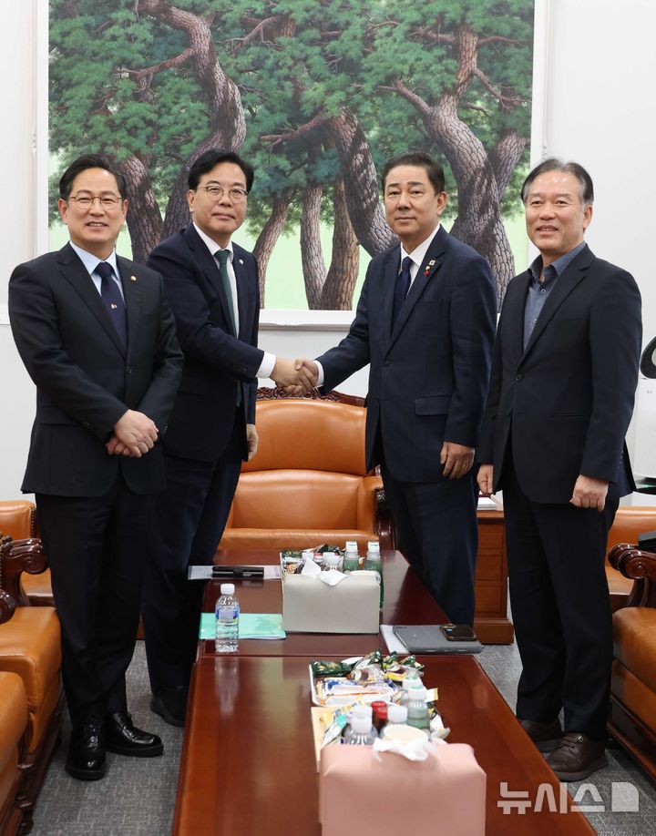 [서울=뉴시스] 조성봉 기자 = 김병기 더불어민주당 원내대표와 송언석 국민의힘 원내대표가 28일 오후 서울 여의도 국회 운영위원장실에서 회동을 하기 전 악수를 하고 있다. 왼쪽부터 박수영 기재위 예산소위 위원장, 송 원내대표, 김 원내대표, 정태호 기재위 경제재정소위 위원장. 2025.11.28. suncho21@newsis.com