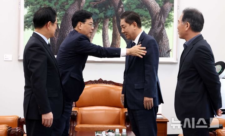 [서울=뉴시스] 조성봉 기자 = 송언석 국민의힘 원내대표가 28일 오후 서울 여의도 국회 운영위원장실에서 회동을 하기 전 김병기 더불어민주당 원내대표의 옷매무새를 정돈해주고 있다. 왼쪽부터 박수영 기재위 예산소위 위원장, 송 원내대표, 김 원내대표, 정태호 기재위 경제재정소위 위원장. 2025.11.28. suncho21@newsis.com