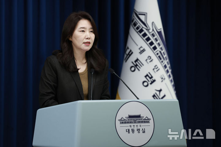 [서울=뉴시스] 최동준 기자 = 강유정 대변인이 28일 서울 용산 대통령실 청사에서 국정원 방문 및 인사 관련 브리핑을 하고 있다. 2025.11.28. photocdj@newsis.com