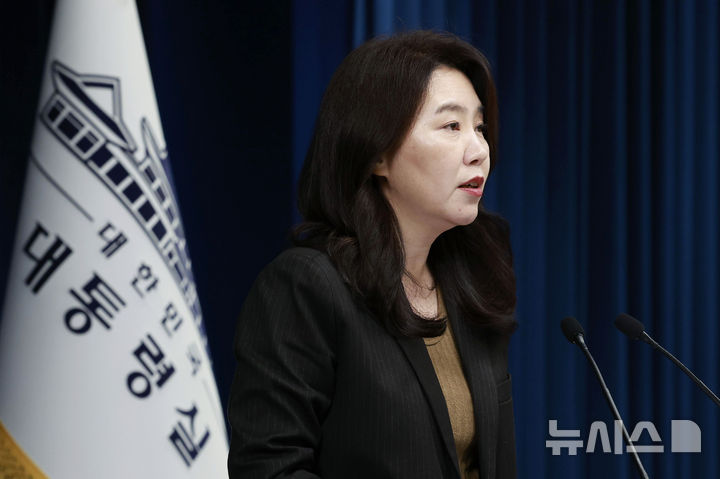 [서울=뉴시스] 최동준 기자 = 강유정 대변인이 28일 서울 용산 대통령실 청사에서 국정원 방문 및 인사 관련 브리핑을 하고 있다. 2025.11.28. photocdj@newsis.com