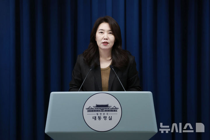 [서울=뉴시스] 최동준 기자 = 강유정 대변인이 28일 서울 용산 대통령실 청사에서 국정원 방문 및 인사 관련 브리핑을 하고 있다. 2025.11.28. photocdj@newsis.com