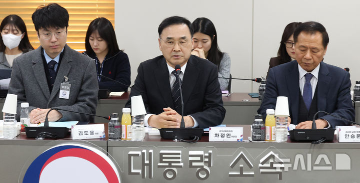 [서울=뉴시스] 추상철 기자 = 차정인 국가교육위원회 위원장이 11월 28일 오후 서울 종로구 정부서울청사에서 열린 'AI시대 교육 특별위원회 위촉식'에서 인사말을 하고 있다. 2025.11.28. scchoo@newsis.com