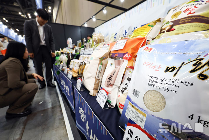 [고양=뉴시스] 최진석 기자 = 28일 경기 고양시 킨텍스에서 열린 2025 우리쌀 우리술 K-라이스페스타에서 관람객들이 쌀 제품을 살펴보고 있다.  2025 K-라이스페스타는 우리 쌀 소비촉진과 우수성을 널리 알리기 위해 국산 쌀로 만든 우리 술과 다양한 쌀가공식품을 홍보하고 유통업체와 소비자가 만나는 행사이며 농협경제지주에서 주최 주관 오는 30일까지 계속 된다. 2025.11.28. myjs@newsis.com