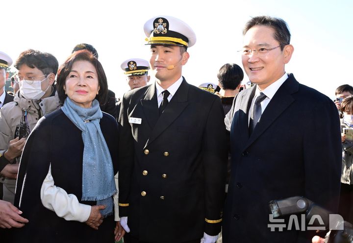 [창원=뉴시스] 차용현 기자 = 이재용(오른쪽) 삼성전자 회장과 홍라희 전 삼성미술관 리움 관장이 28일 오후 경남 창원 해군사관학교 연병장에서 열린 제139기 해군·해병대 사관후보생 수료 및 임관식에 참석해 장남 이지호 신임 소위와 기념촬영을 하고 있다. (공동취재) 2025.11.28. photo@newsis.com