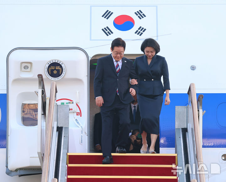[성남=뉴시스] 최동준 기자 = G20 정상회의 등 중동·아프리카 순방 일정을 마친 이재명 대통령과 김혜경 여사가 26일 경기 성남공항에 도착해 공군1호기에서 내리고 있다. 2025.11.26. photocdj@newsis.com