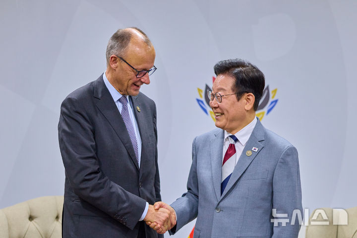 [요하네스버그=뉴시스] 최동준 기자 = 이재명 대통령과 프리드리히 메르츠 독일 총리가 22일(현지 시간) 남아프리카공화국 요하네스버그 엑스포 센터 양자회담장에서 한-독일 정상회담에 앞서 악수하고 있다. (공동취재) 2025.11.23. photocdj@newsis.com