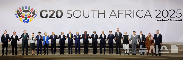 [요하네스버그=뉴시스] 최동준 기자 = 이재명(오른쪽 네번째) 대통령이 22일(현지 시간) 남아프리카공화국 요하네스버그 엑스포 센터에서 열린 G20 정상회의에서 공식 단체사진 촬영을 하고 있다.왼쪽부터 막심 오레쉬킨 러시아 대통령실 부비서실장, 에드가르 아마도르 사모라 멕시코 재무부 장관, 레젭 타입 에르도안 튀르키예 대통령, 다카이치 사나에 일본 총리, 기브란 라카부밍 라카 인도네시아 부통령, 폰데어라이엔 유럽연합 집행위원장, 안토니우 코스타 유럽연합 정상회의 상임의장, 리창 중국 총리, 앤서니 앨버니지 호주 총리, 루이스 이나시우 룰라 다시우바 브라질 대통령, 시릴 라마포사 남아프리카공화국 대통령, 주앙 로렌수 아프리카연합 의장, 마크 카니 캐나다 총리, 에마뉘엘 마크롱 프랑스 대통령, 프리드리히 메르츠 독일 총리, 모디 인도 총리, 이 대통령, 키어 스타머 영국 총리, 파이살 빈 파르한 알 사우드 사우디아라비아 외무장관, 파블로 키르노 아르헨티나 외교부 장관. (사진=G20 조직위원회 제공) 2025.11.23. photo@newsis.com *재판매 및 DB 금지