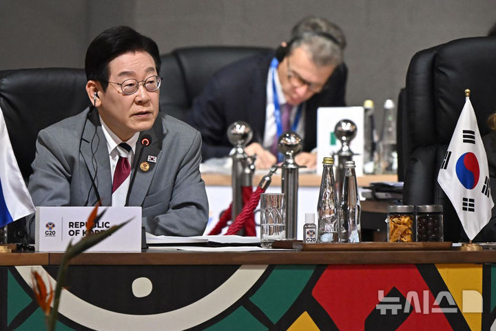 [요하네스버그=뉴시스] 최동준 기자 = 이재명 대통령이 22일(현지 시간) 남아프리카공화국 요하네스버그 엑스포 센터에서 열린 G20 정상회의에서 발언하고 있다. (사진=G20 조직위원회 제공) 2025.11.23. photo@newsis.com *재판매 및 DB 금지