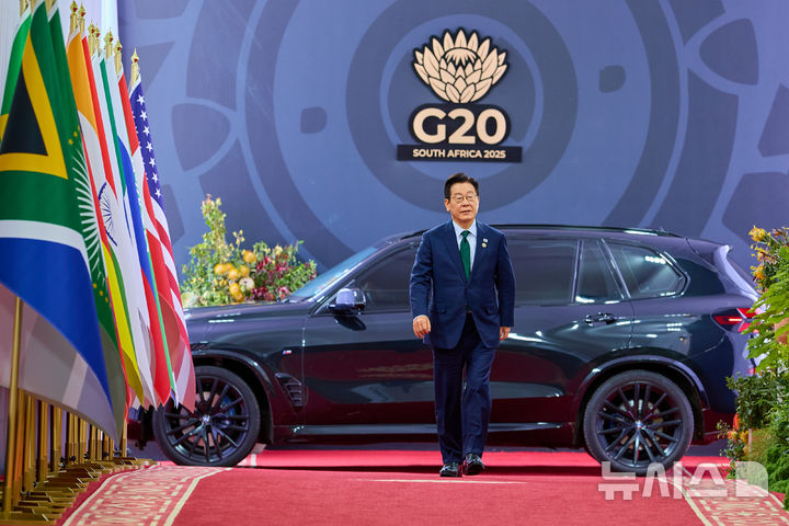 [요하네스버그=뉴시스] 최동준 기자 = 이재명 대통령이 23일(현지 시간) 남아프리카공화국 요하네스버그 엑스포 센터에서 열린 G20 정상회의 제3세션에 입장하고 있다. (공동취재) 2025.11.23. photocdj@newsis.com