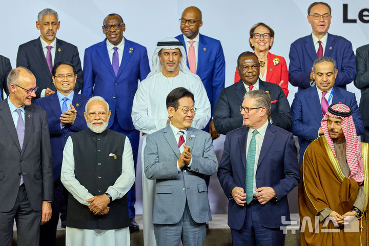 [요하네스버그=뉴시스] 최동준 기자 = 이재명 대통령이 22일(현지 시간) 남아프리카공화국 요하네스버그 엑스포 센터에서 열린 G20 정상회의에서 단체사진 촬영을 하고 있다. (공동취재) 2025.11.22. photocdj@newsis.com