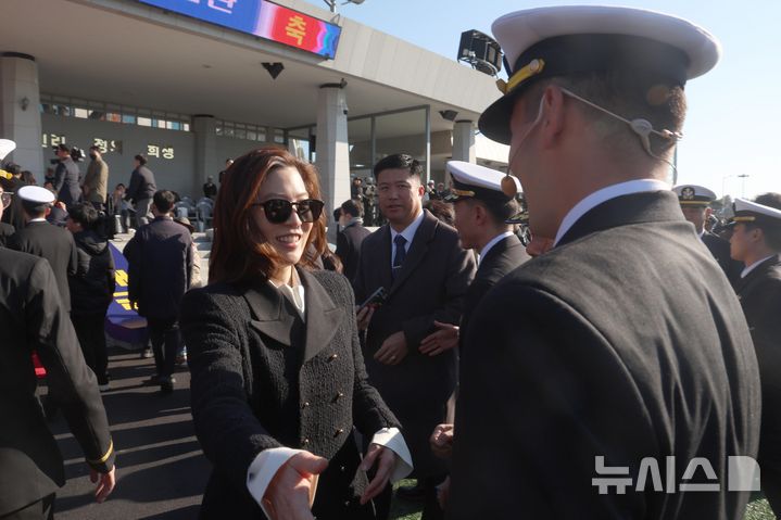 [창원=뉴시스] 차용현 기자 = 임세령 대상홀딩스 부회장이 28일 오후 경남 창원시 진해구 해군사관학교 연병장에서 열린 제139기 해군·해병대 사관후보생 수료 및 임관식에서 아들인 이지호 신임 소위를 격려하고 있다. (공동취재) 2025.11.28. photo@newsis.com