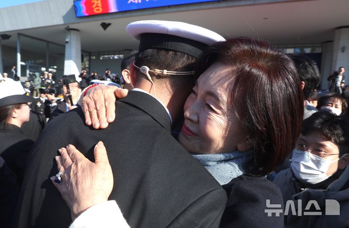 [창원=뉴시스] 차용현 기자 = 28일 오후 경남 창원시 진해구 해군사관학교 연병장에서 열린 제139기 해군·해병대 사관후보생 수료 및 임관식에서 홍라희 리움미술관 명예관장이 이지호 신임 소위와 포옹하고 있다. (공동취재) 2025.11.28. photo@newsis.com