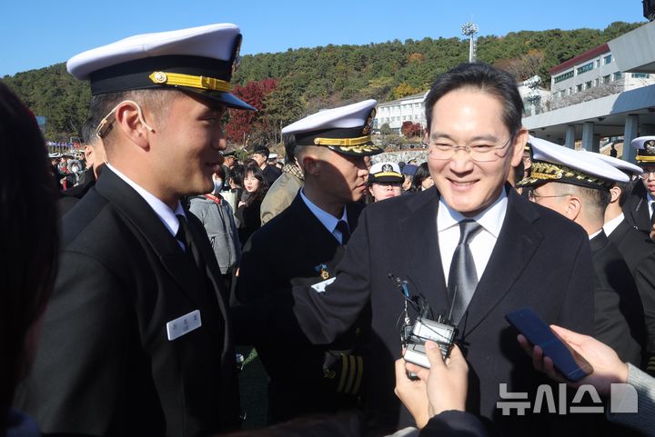 [창원=뉴시스] 차용현 기자 = 28일 오후 경남 창원시 진해구 해군사관학교 연병장에서 열린 제139기 해군·해병대 사관후보생 수료 및 임관식에서 이재용 삼성전자 회장이 아들 이지호 신임 소위를 격려하고 있다. (공동취재) 2025.11.28. photo@newsis.com
