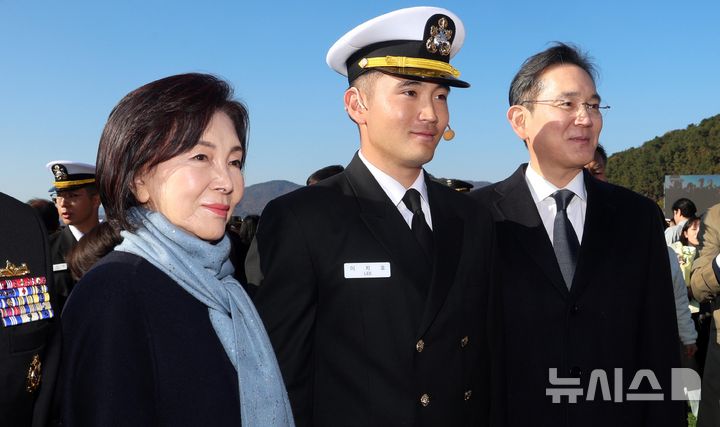 [창원=뉴시스] 차용현 기자 = 28일 오후 경남 창원시 진해구 해군사관학교 연병장에서 열린 제139기 해군·해병대 사관후보생 수료 및 임관식에서 이재용 삼성전자 회장과 홍라희 리움미술관 명예관장이 이지호 신임 소위와 기념 촬영하고 있다. (공동취재) 2025.11.28. photo@newsis.com