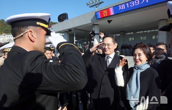 [창원=뉴시스] 차용현 기자 = 28일 오후 경남 창원시 진해구 해군사관학교 연병장에서 열린 제139기 해군·해병대 사관후보생 수료 및 임관식에서 이재용 삼성전자 회장과 홍라희 리움미술관 명예관장이 이지호 신임 소위에게 경례를 받고 있다. (공동취재) 2025.11.28. photo@newsis.com