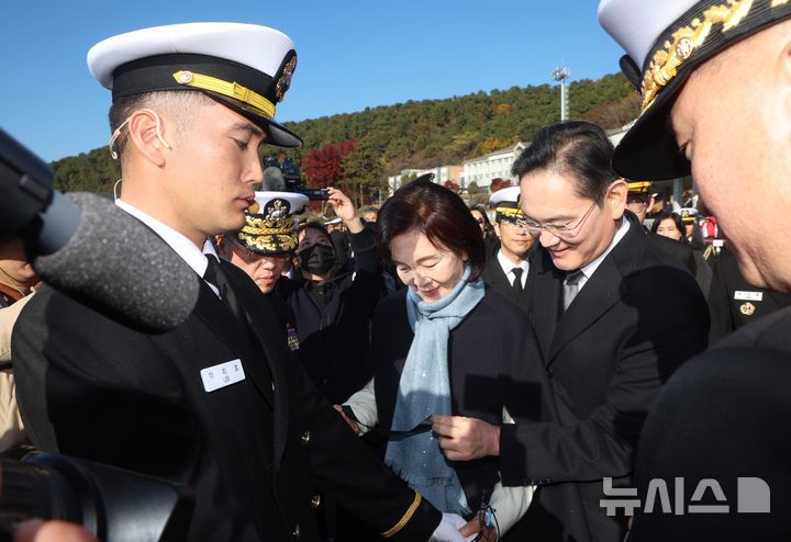[창원=뉴시스] 차용현 기자 = 28일 오후 경남 창원시 진해구 해군사관학교 연병장에서 열린 제139기 해군·해병대 사관후보생 수료 및 임관식에서 이재용 삼성전자 회장과 홍라희 리움미술관 명예관장이 이지호 신임 소위에게 계급장을 달아주고 있다. (공동취재) 2025.11.28. photo@newsis.com