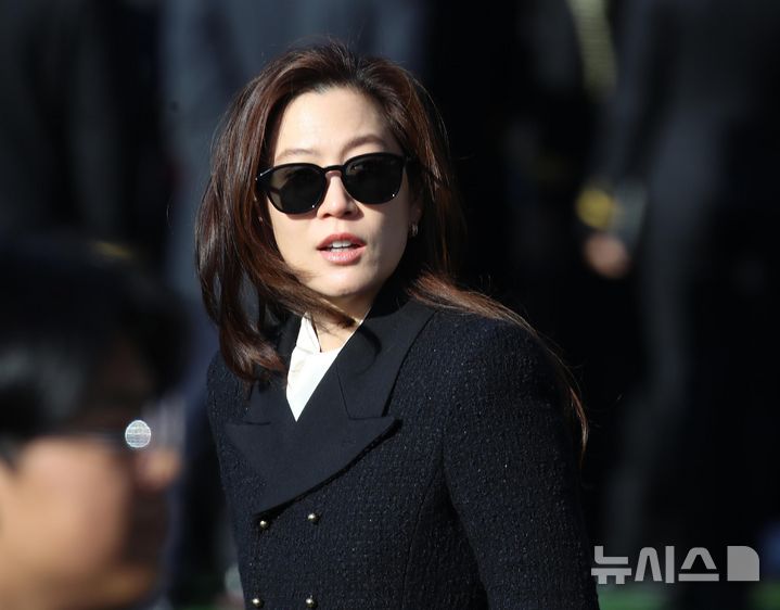 [창원=뉴시스] 차용현 기자 = 임세령 대상홀딩스 부회장이 28일 경남 창원시 진해구 해군사관학교 연병장에서 열린 제139기 해군·해병대 사관후보생 수료 및 임관식에 참석해 장남 이지호 씨와 만나기 위해 이동하고 있다. (공동취재) 2025.11.28. photo@newsis.com