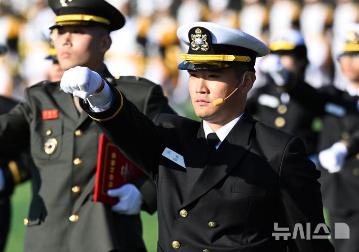 [창원=뉴시스] 차용현 기자 = 이재용 삼성전자 회장 장남 이지호 씨가 28일 오후 경남 창원시 진해구 해군사관학교에서 열린 '제139기 해군사관후보생 임관식'에 참석해 분열하기 위해 이동하고 있다. (공동취재) 2025.11.28. photo@newsis.com