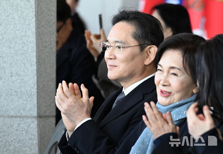 [창원=뉴시스] 차용현 기자 = 이재용 삼성전자 회장이 28일 경남 창원시 진해구 해군사관학교 연병장에서 열린 제139기 해군·해병대 사관후보생 수료 및 임관식에 홍라희 삼성미술관 리움 명예관장과 함께 참석해 자리하고 있다. 이날 이 회장 아들 이지호 씨가 해군 장교로 임관했다. (공동취재) 2025.11.28. photo@newsis.com