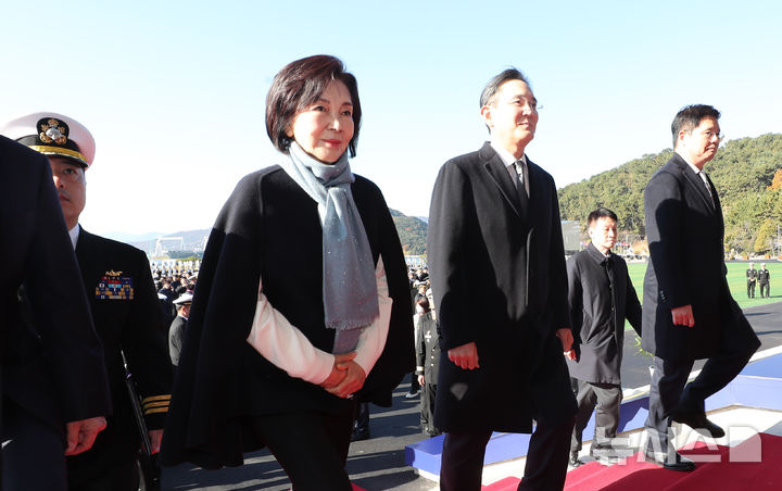 [창원=뉴시스] 차용현 기자 = 이재용 삼성전자 회장과 홍라희 삼성미술관 명예관장이 28일 경남 창원시 진해구 해군사관학교 연병장에서 열린 제139기 해군 해병대 사관후보생 수료 및 임관식에 참석하고 있다. (공동취재) 2025.11.28. photo@newsis.com