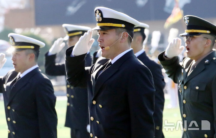 [창원=뉴시스] 차용현 기자 = 이재용 삼성전자 회장의 장남 이지호 소위가 28일 경남 창원시 진해구 해군사관학교 연병장에서 열린 제139기 해군 해병대 사관후보생 수료 및 임관식에서 경례하고 있다. (공동취재) 2025.11.28. photo@newsis.com