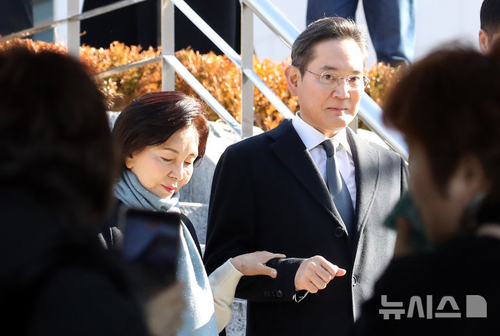 [창원=뉴시스] 차용현 기자 = 이재용 삼성전자 회장과 홍라희 삼성미술관 명예관장이 28일 경남 창원시 진해구 해군사관학교 연병장에서 열린 제139기 해군 해병대 사관후보생 수료 및 임관식에 참석하고 있다. (공동취재) 2025.11.28. photo@newsis.com