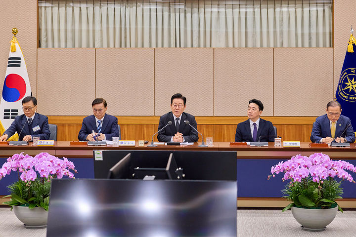 [서울=뉴시스] 최동준 기자 = 이재명 대통령이 28일 국가정보원을 방문해 중요 성과와 미래 발전방안 등에 대한 업무보고에서 발언하고 있다. (사진=대통령실 제공) 2025.11.28. photo@newsis.com *재판매 및 DB 금지