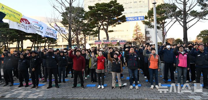 [광주=뉴시스] 이현행 기자= 28일 오후 광주 서구 광주시청 앞에서 민주노총광주본부가 '광주글로벌모터스(GGM) 노조 불인정 강기정시장 규탄 노정교섭 쟁취 광주본부 결의대회'를 열고 구호를 외치고 있다. 2025.11.28. lhh@newsis.com