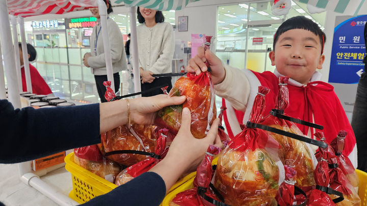 [광주=뉴시스] 광주시청 직장어린이집 원생들, 김치 판매 수익금 기부. (사진=광주시청 제공). photo@newsis.com *재판매 및 DB 금지