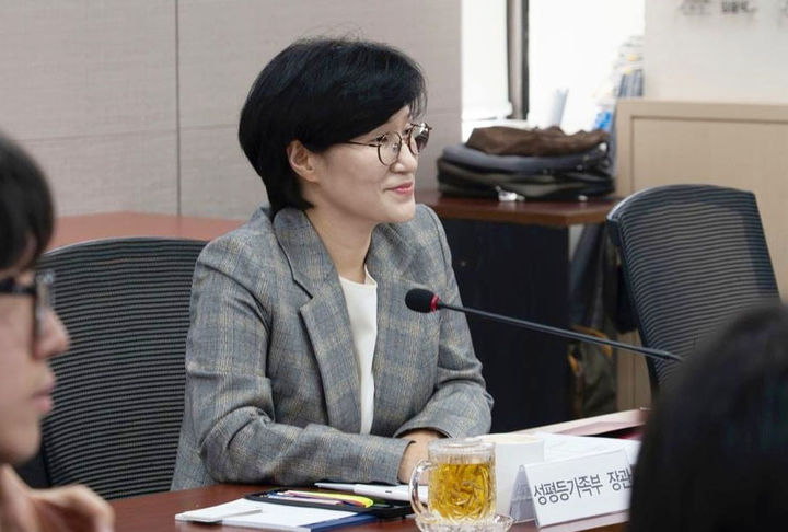 [서울=뉴시스] 홍효식 기자 = 원민경 성평등가족부 장관이 지난달 28일 서울 종로구 정부서울청사에서 열린 제27차 청소년정책위원회에서 청소년 정책 현안에 대해 논의하고 있다. (사진=성평등가족부 제공) 2025.11.28. photo@newsis.com *재판매 및 DB 금지