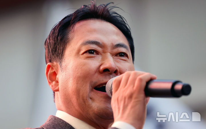 [대구=뉴시스] 이무열 기자 = 장동혁 국민의힘 대표가 28일 대구 중구 CGV대구 한일 앞에서 열린 민생회복 법치수호 대구 국민대회에서 발언하고 있다. 2025.11.28. lmy@newsis.com