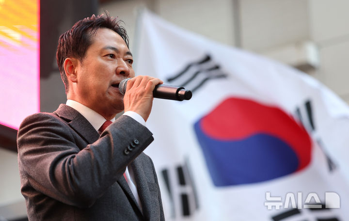 [대구=뉴시스] 이무열 기자 = 장동혁 국민의힘 대표가 지난 28일 대구 중구 CGV대구 한일 앞에서 열린 민생회복 법치수호 대구 국민대회에서 발언하고 있다. 2025.11.28. lmy@newsis.com