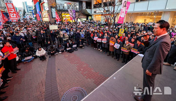[대구=뉴시스] 이무열 기자 = 장동혁 국민의힘 대표가 28일 대구 중구 CGV대구 한일 앞에서 열린 민생회복 법치수호 대구 국민대회에서 발언하고 있다. 2025.11.28. lmy@newsis.com