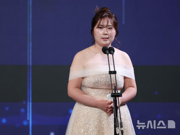 [서울=뉴시스] 김진아 기자 = 28일 서울 강남구 그랜드 인터컨티넨탈 서울 파르나스에서 열린 '2025 KLPGA 대상 시상식'에서 상금왕을 수상한 홍정민 선수가 수상소감을 밝히고 있다. 2025.11.28. bluesoda@newsis.com