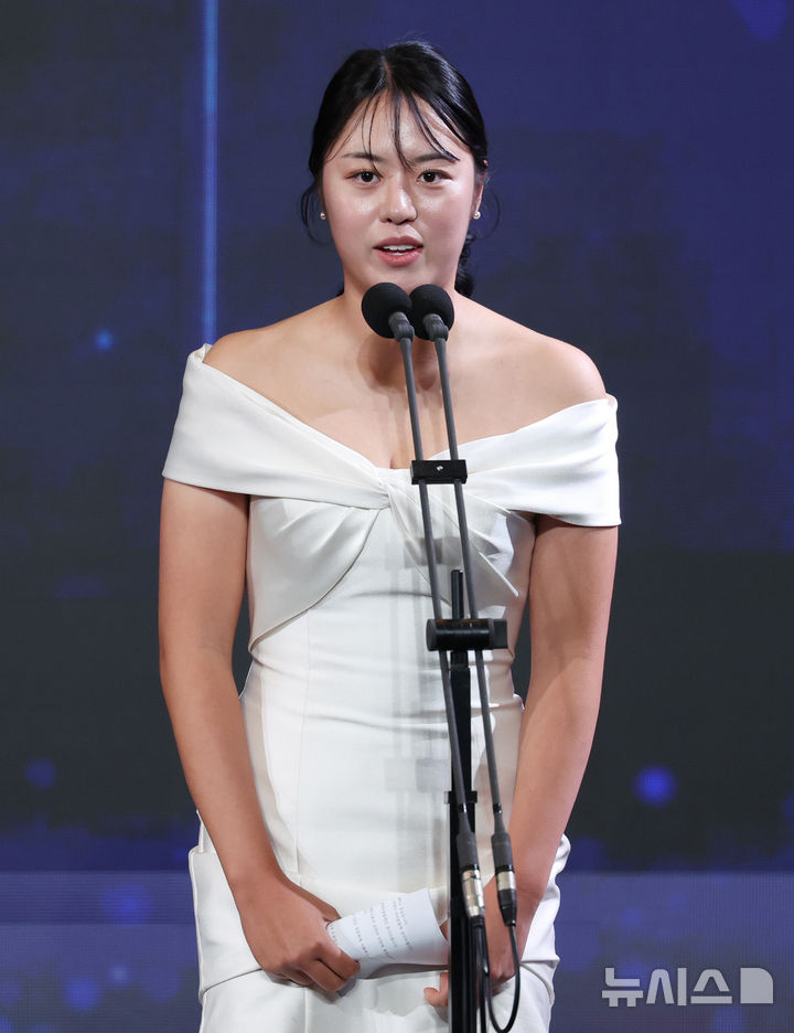 [서울=뉴시스] 김진아 기자 = 28일 서울 강남구 그랜드 인터컨티넨탈 서울 파르나스에서 열린 '2025 KLPGA 대상 시상식'에서 신인상을 수상한 서교림 선수가 수상 소감을 밝히고 있다. 2025.11.28. bluesoda@newsis.com