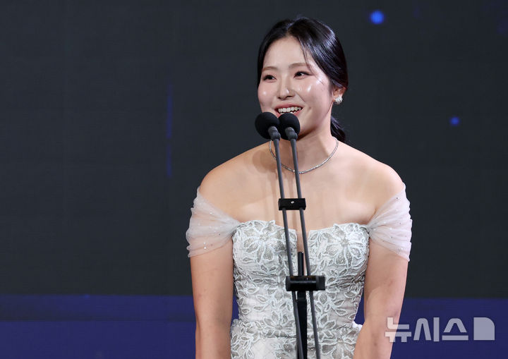 [서울=뉴시스] 김진아 기자 = 28일 서울 강남구 그랜드 인터컨티넨탈 서울 파르나스에서 열린 '2025 KLPGA 대상 시상식'에서 위메이드 대상을 수상한 유현조 선수가 수상소감을 밝히고 있다. 2025.11.28. bluesoda@newsis.com