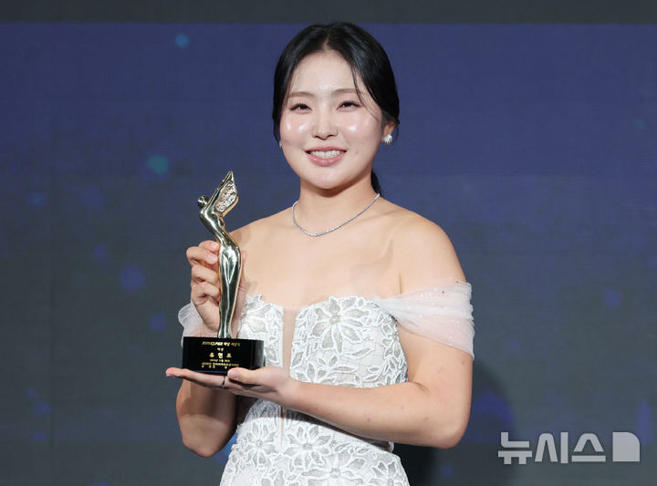 [서울=뉴시스] 김진아 기자 = 28일 서울 강남구 그랜드 인터컨티넨탈 서울 파르나스에서 열린 '2025 KLPGA 대상 시상식'에서 위메이드 대상을 수상한 유현조 선수가 트로피를 들고 포즈를 취하고 있다. 2025.11.28. bluesoda@newsis.com