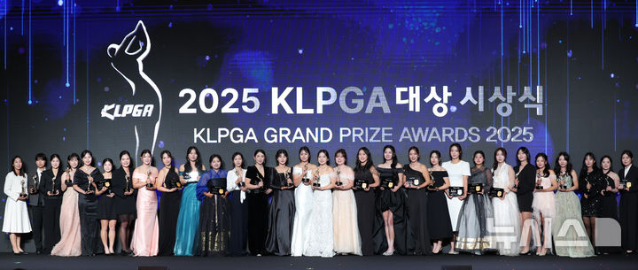 [서울=뉴시스] 김진아 기자 = 28일 서울 강남구 그랜드 인터컨티넨탈 서울 파르나스에서 열린 '2025 KLPGA 대상 시상식'에서 수상 선수들이 트로피를 들고 포즈를 취하고 있다. 2025.11.28. bluesoda@newsis.com