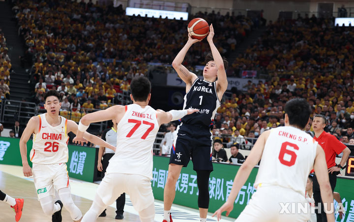 [베이징=신화/뉴시스] 28일 오후(현지 시간) 중국 베이징에서 열린 2027 국제농구연맹(FIBA) 월드컵 아시아 예선 1라운드 B조 원정 1차전 중국과 한국의 경기, 한국 이현중이 슛을 쏘고 있다.이날 80-76 승리를 거둔 한국 남자 농구 대표팀은 내달 1일 원주 DB프로미 아레나에서 중국과 2차전을 갖는다. 2025.11.29.