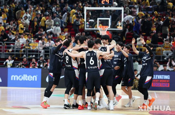 [베이징=신화/뉴시스] 한국 남자 농구대표팀 선수들이 28일 오후(현지 시간) 중국 베이징에서 열린 2027 국제농구연맹(FIBA) 월드컵 아시아 예선 1라운드 B조 원정 1차전 중국과 한국의 경기에서 80-76 승리를 거둔 후 기뻐하고 있다.이날 승리를 거둔 한국 남자 농구 대표팀은 내달 1일 원주 DB프로미 아레나에서 중국과 2차전을 갖는다.2025.11.29.