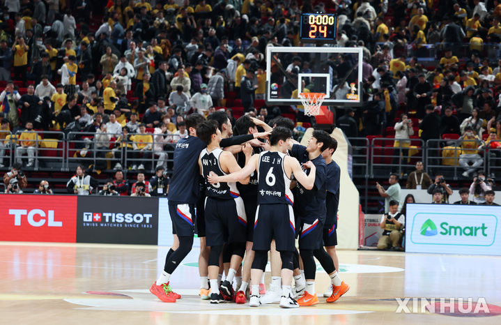 [베이징=신화/뉴시스] 한국 남자 농구대표팀 선수들이 28일 오후(현지 시간) 중국 베이징에서 열린 2027 국제농구연맹(FIBA) 월드컵 아시아 예선 1라운드 B조 원정 1차전 중국과 한국의 경기에서 80-76 승리를 거둔 후 기뻐하고 있다. 이날 승리를 거둔 한국 남자 농구 대표팀은 내달 1일 원주 DB프로미 아레나에서 중국과 2차전을 갖는다.2025.11.29.