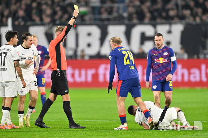 [묀헨글라트바흐=AP/뉴시스] 독일 프로축구 분데스리가 묀헨글라트바흐의 옌스 카스트로프가 28일(현지시간) 라이프치히전에 출전해 경고를 받는 상대 선수를 바라보고 있다. 2025.11.28.