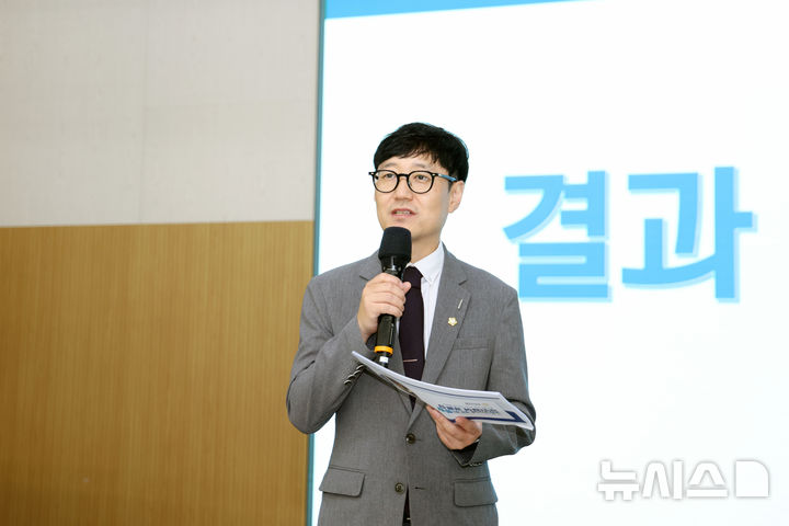 [군포=뉴시스] 군포시의회 탄소중립 연구 모임을 이끈 이우천 시의원이 그간의 활동 사항 등을 설명하고 있다. (사진=군포시 의회 제공). 2025.11.28.photo@newsis.com