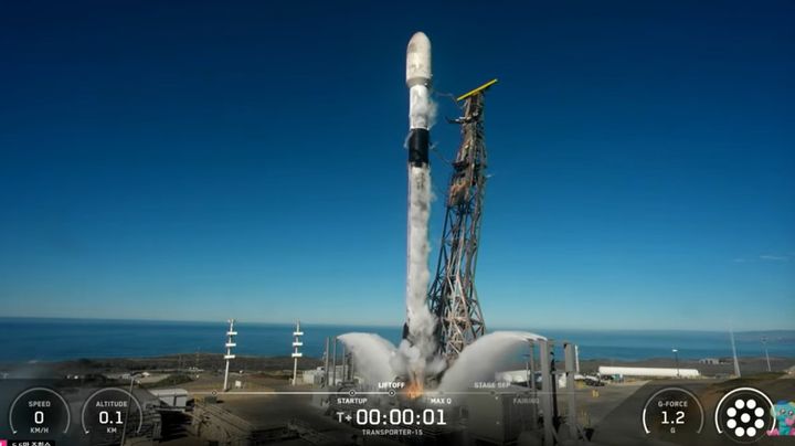 [수원=뉴시스] 29일 오전 3시44분 미국 캘리포니아 반덴버그 우주군기지에서 발사된 스페이스엑스(SpaceX) 펠컨9 로켓. (사진=경기도 유튜브) 2025.11.29. photo@newsis.com *재판매 및 DB 금지