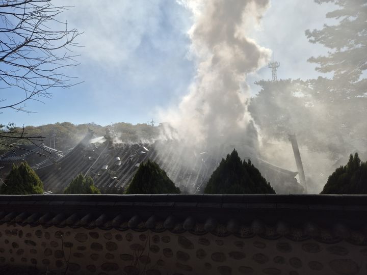 [공주=뉴시스] 지난 28일 오전 11시59분께 충남 공주시 유구읍 만천리의 한 단독주택에서 불이 나 지붕에서 하얀색 연기가 피어오르고 있다. (사진=공주소방서 제공) 2025.11.29. photo@newsis.com *재판매 및 DB 금지