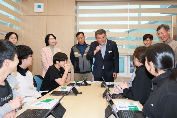 [예천=뉴시스] 김학동 예천군수가 청소년 둥지 배움터에서 학생들과 대화를 나누고 있다. (사진=예천군 제공) 2025.11.29. photo@newsis.com *재판매 및 DB 금지