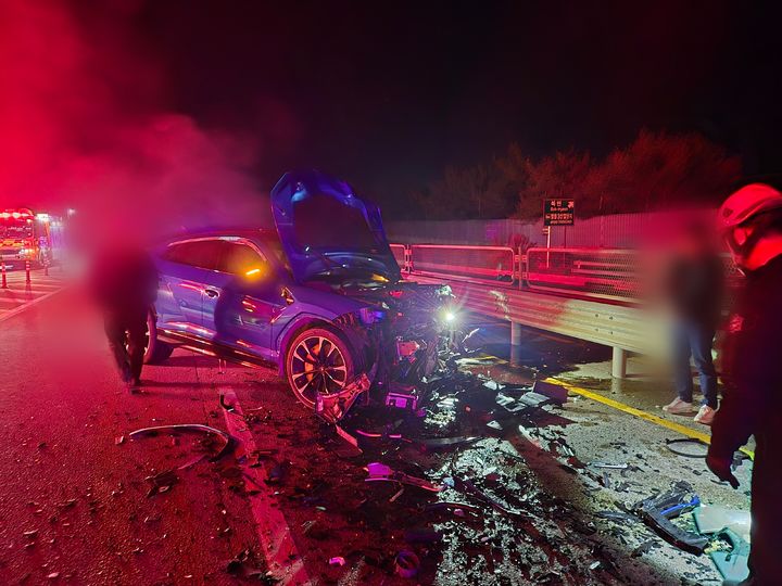 [정읍=뉴시스] 29일 0시 28분께 전북 정읍시 북면의 한 교차로 인근도로에서 역주행하던 폭스바겐 승용차가 마주 오던 람보르기니 승용차와 충돌했다. (사진=전북특별자치도소방본부 제공) 2025.11.29. photo@newsis.com *재판매 및 DB 금지