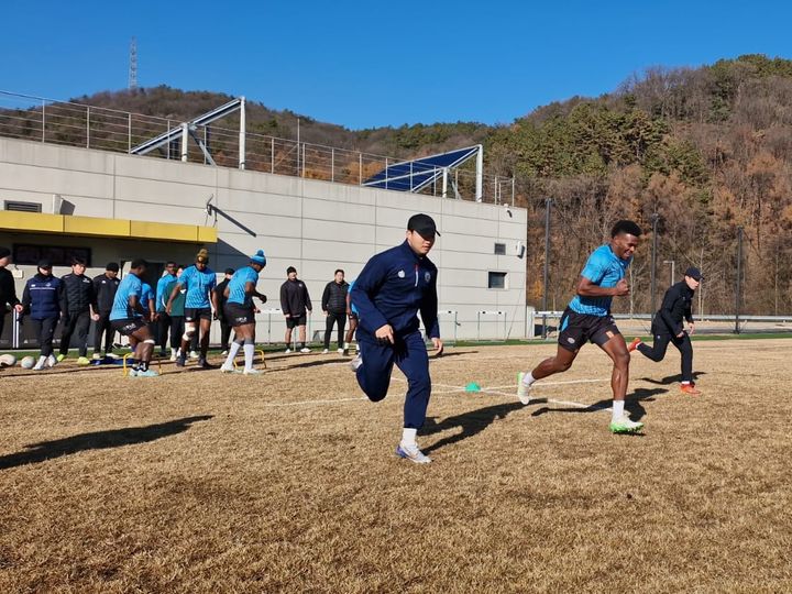[서울=뉴시스] 한국과 피지 럭비 선수단이 진천 국가대표 선수촌에서 합동훈련을 하고 있다. (사진=대한럭비협회 제공) *재판매 및 DB 금지