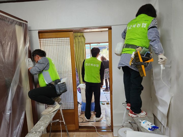 [함안=뉴시스]군북농협 취약계층 노후 주거환경 개선 활동. (사진=농협 함안군지부 제공) 2025.11.29.photo@newsis.com *재판매 및 DB 금지